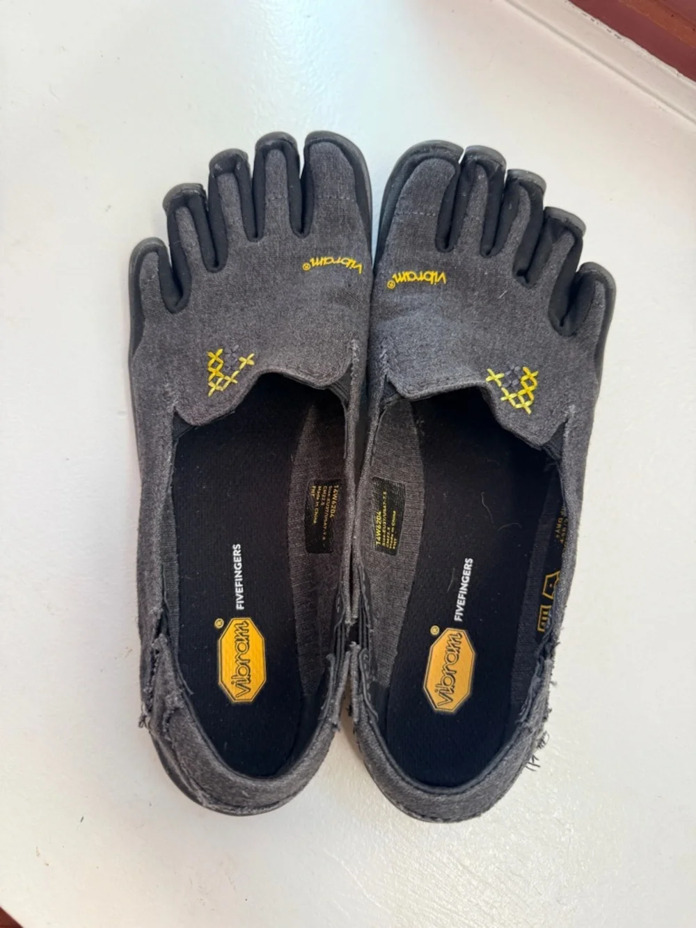 Women’s Vibram Fivefingers Classic canvas slip ons - Picture 1 of 4
